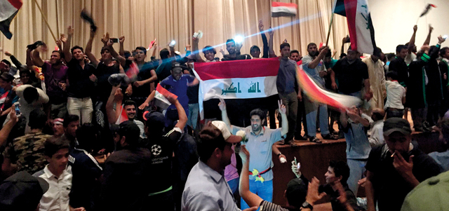 مئات من أتباع الصدر داخل القاعة الرئيسة في البرلمان.  رويترز