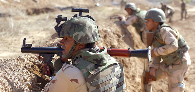 قوات أمن عراقية تتدرّب على يد الأميركيين في التاجي شمال بغداد. أ.ب