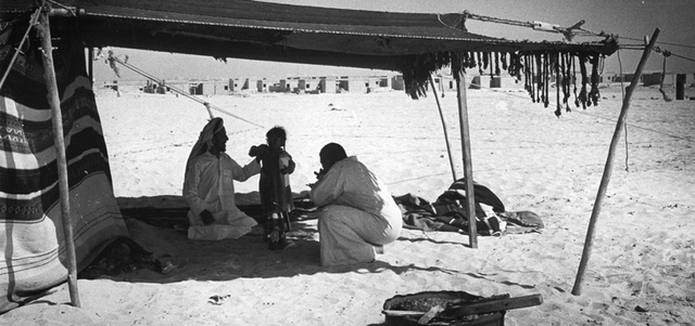 خيمة تقليدية يسكنها البدو وفي الخلفية يظهر مشروع تطوير حي شعبي قيد الإنشاء 1974.  بعدسة جيرارد كليجن.