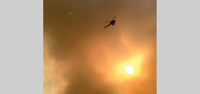 طائرة هيليكوبتر تشترك في مكافحة الحريق. أ.ب