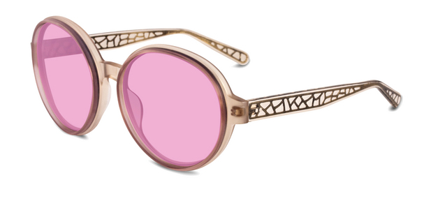 «سما آي وير»: نظارة شمسية بظلال وردية مناسبة للصيف بـ2855درهماً.