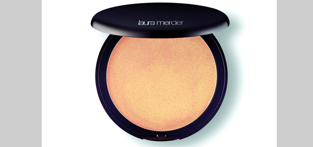 «لورا مارسييه»: بودرة التسمير الذهبية من مجموعة الصيف «سينت تروبيه» بـ230درهماً.