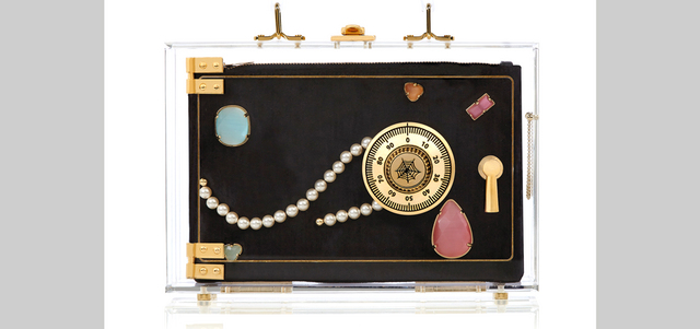 «شارلوت أوليمبيا»: حقيبة يد صغيرة بتصميم مبتكر بـ7200 درهم.