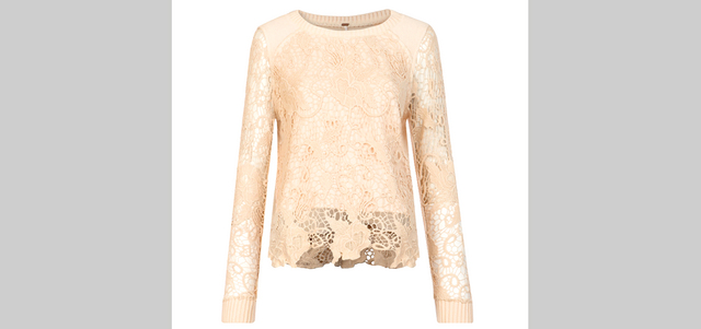 فري بيبل»: بلوزة بكم طويل من الدانتيل بـ650 درهماً في «بلومينغديلز».