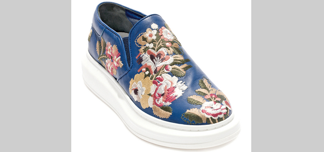 «أليكساندر ماكوين»: حذاء مسطح مريح مطرّز بـ2370 درهماً.