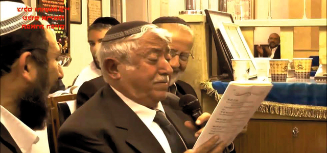 إسرائيليون أثناء ترنيمهم بالعبرية أغنية عبدالحليم حافظ بعد السطو عليها وتغييرها. أرشيفية