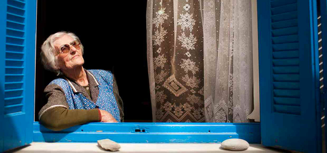 إيفانجيليا كرنافا لا تستغني عن مشروبها الغازي مطلقاً. أرشيفية