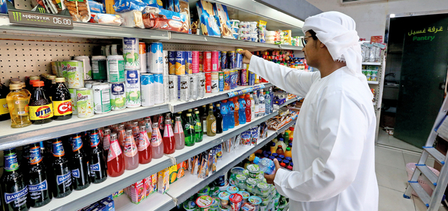 وجود مشروبات الطاقة بين العصائر.. يُغري بشرائها. تصوير: نجيب محمد