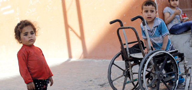 أطفال يلعبون بالقرب من منازلهم في حي الشجاعية شرق مدينة غزة. إي.بي.إيه