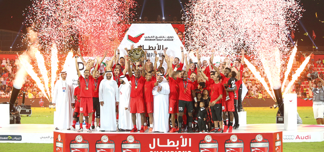 أسرة الأهلي متوجة بالدرع والميداليات الذهبية على منصة تتويج الدوري. تصوير: أسامة أبوغانم وباتريك كاستيلو