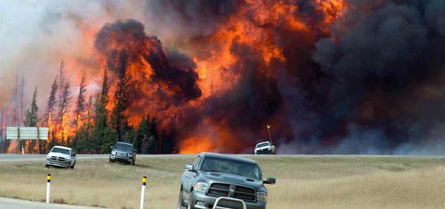 حريق هائل ضرب منطقة فورت ماكموراي.  أرشيفية