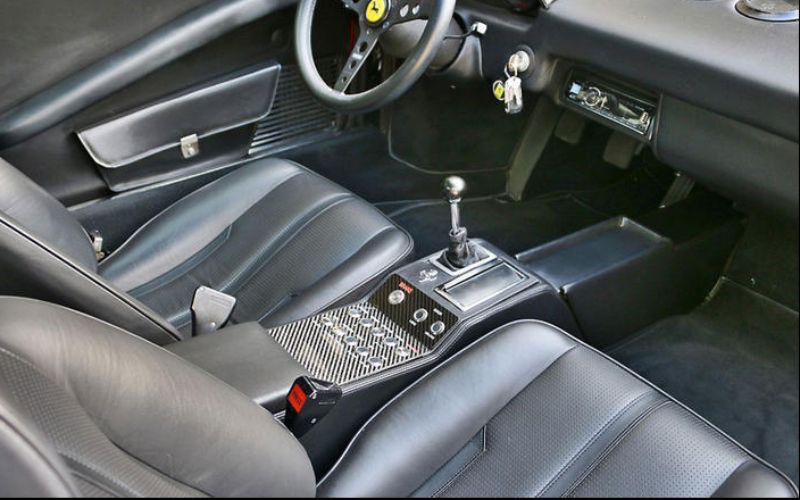 وقد استقطب مشروع إعادة ترميم السيارة الذي استغرق 18 شهراًعددا كبيرا من محبي سيارات فيراري، الذين أتوا لرؤية السيارة المعدلة من مناطق مختلفة في العالم.