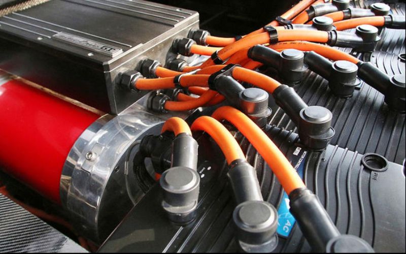 وتعمل المحركات بطاقة ثلاث بطاريات، واحدة في الجزء الأمامي من السيارة واثنتين في الخلف حيث كانت توضع خزانات الغاز، وتبلغ سرعة السيارة بين 70 و 100 ميل حالياً.