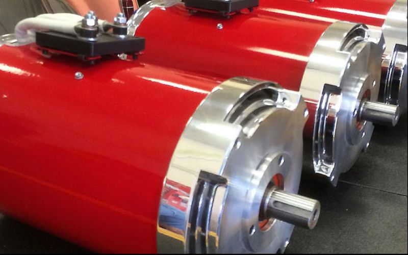 ويجلس المحرك الكهربائي الثلاثي الجديد في مكان محرك الـV8 القديم.