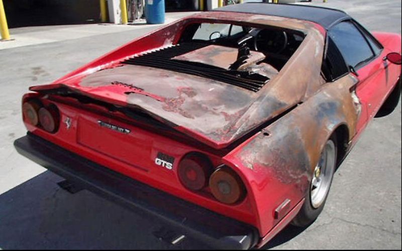 وقد قام مالكها "إريك هوتشيسون" بترميم السيارة بعدما تحطمت على الطريق السريع في كاليفورنيا، بسبب عدم متابعة خدمتها بانتظام، ما جعل خرطوم وقودها أكثر عرضة للانفجار، وكان "هوتشيسون" قد اشترى حطام السيارة المتبقية من متجر خردة في سان دييغو بمبلغ 10 آلاف دولار.