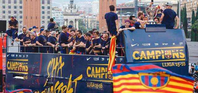 حافلة برشلونة تطوف شوارع المدينة فرحاً بلقب الدوري الإسباني.  أ.ف.ب