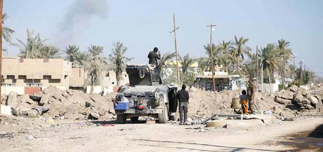 دورية عراقية في مدينة الرمادي بعد تحريرها حيث تحولت إلى ركام. رويترز
