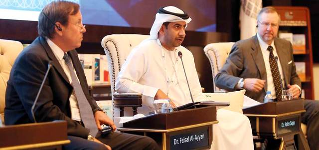 من اليمين.. كاليف سيب وفيصل العيان وجون بالارد خلال الجلسة الرابعة في مؤتمر الجيل الرابع من الحروب. الإمارات اليوم