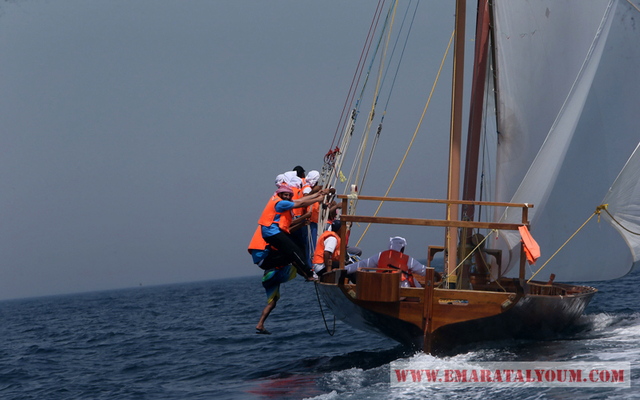 سباق القفال السنوي للسفن الشراعية المحلية بطول 60 قدماً وهو سباق موسمي يبداً في شهر مايو من كل عام . يشارك فيه النواخذة من مختلف مدن الدولة . ويرتبط التراث الاماراتي بالبحر بشكل كبير، اذ كان البحر مصدر للرزق والترحال وصيد السمك والؤلؤ، ويوجد في هذه الملحمة أكثر من 100 سفينة شراعية و2000 نوخذة وبحار، يقومون بجهد بشري وتقليدي لرفع الصواري والاشرعة والابحار بها في غباب مياه الخليج العربي  . تصوير : نجيب محمد .