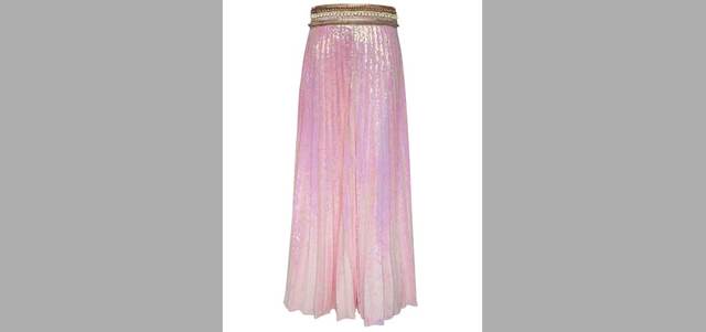 «مانيش أورورا»: تنورة واسعة من قماش الترتر بحزام مشغول بـ4860 درهماً في «ساكس فيفث أفنيو».