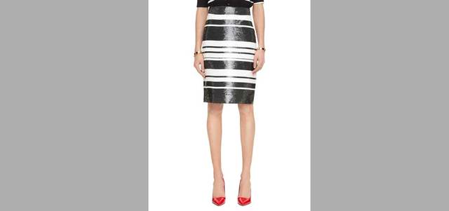 «كيت سبيد»: تنورة ضيقة من قماش الترتر المقلم بـ1460 درهماً.