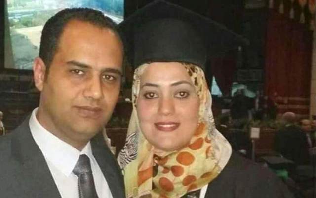 أحمد العشري، وزوجته ريهام حسن، 27 سنة أثناء عودتهما من فرنسا بعد تلقي زوجته علاج لمرض السرطان وإجرائها لعملية جراحية ناجحة.