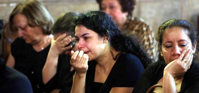 مجموعة من قريبات ضحايا الطائرة المصرية في القاهرة.  إي.بي.إيه