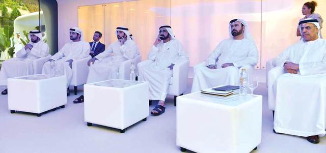 محمد بن راشد خلال افتتاحه «مكتب المستقبل» الذي يشكل المبنى المؤقت لمؤسسة دبي للمستقبل. وام