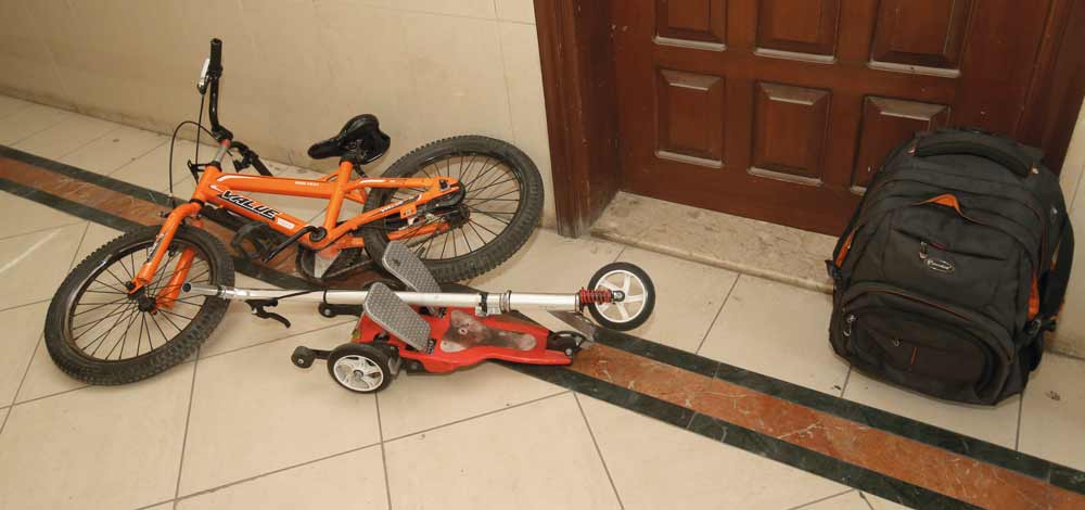 الحقيبة المدرسية والدراجة الهوائية آخر ما تركه عبيدة أمام منزل أسرته.
تصوير: مصطفى قاسمي