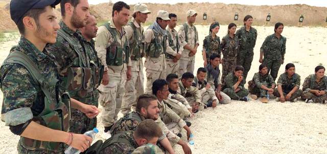 مقاتلون من «قوات سورية الديمقراطية» بعد دورة تدريبية على الرماية في شمال سورية. أ.ب