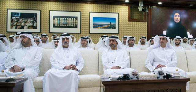 سيف بن زايد وحامد بن زايد ونهيان بن مبارك خلال المحاضرة.  من المصدر