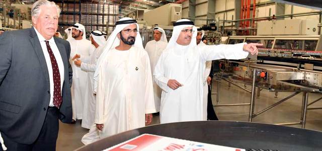 محمد بن راشد يستمع إلى شرح من سعيد الطاير حول سير العمل في «ماي دبي».

وام