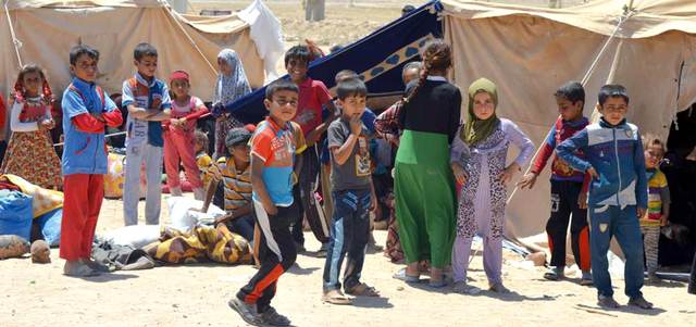 أطفال فروا مع عائلاتهم من الفلوجة مع بدء عملية تحرير المدينة من «داعش».    أ.ب