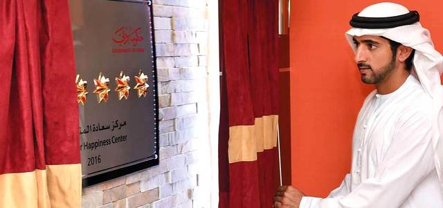 حمدان بن محمد يزيح الستار عن أول لوحة 6 نجوم على مستوى الدولة. وام