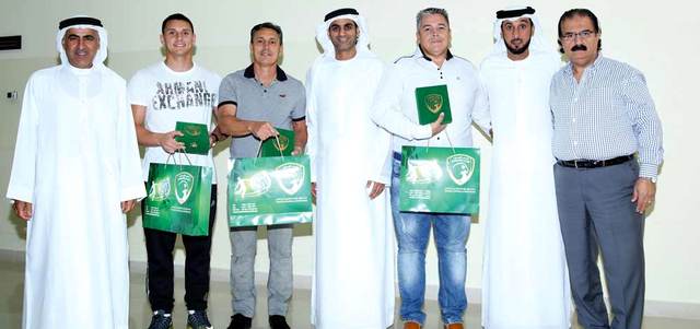 مجلس إدارة نادي الإمارات كرم كاميلي وطاقمه التدريبي. من المصدر