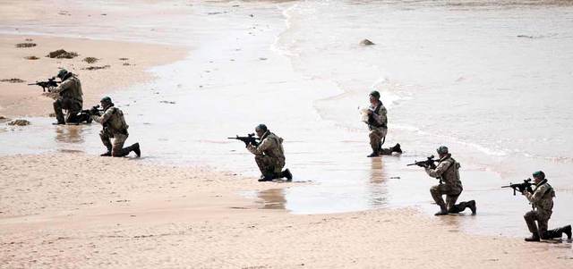 القوات الخاصة البريطانية تتدرب على إنزال بحري. غيتي