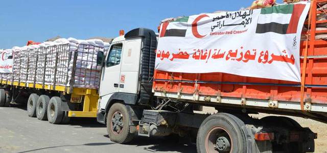 جانب من مساعدات الإمارات إلى حضرموت.  وام