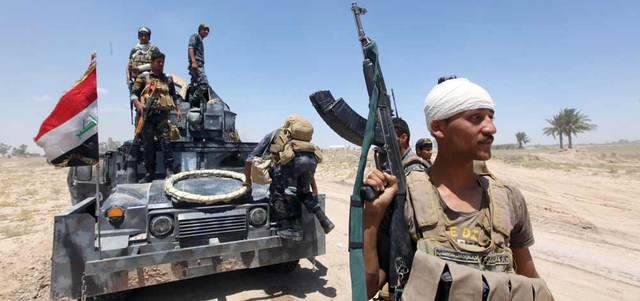 مقاتلون من قوات الأمن العراقية يتجمّعون على مشارف الفلوجة. رويترز