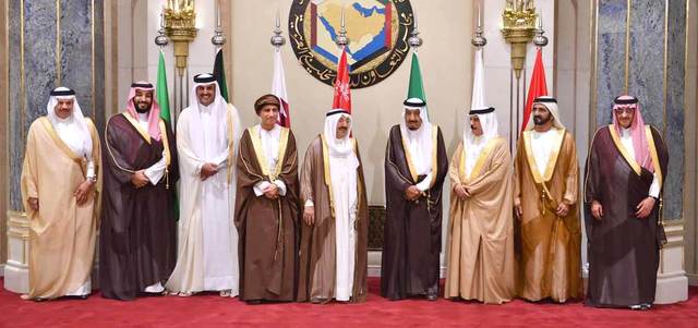 محمد بن راشد في صورة تذكارية مع قادة وزعماء دول مجلس التعاون. وام