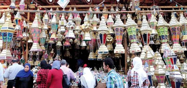 فوانيس من جميع الأشكال والأحجام بأيدٍ ومواد خام مصرية. من المصدر