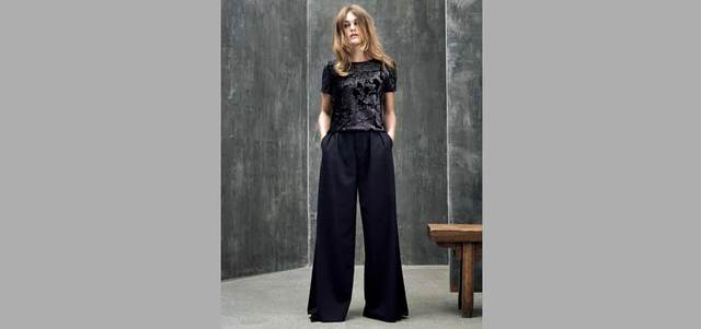 الشفافية كانت أيضاً من أقوى أسلحة موضة العشرينات للتعبير عن جرأة المرأة وتحررها.

د ب أ