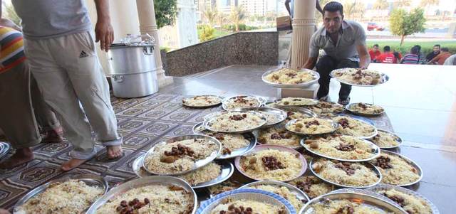 المؤسسة توزع وجبات إفطار الصائم في 121 موقعاً. تصوير: مصطفى قاسمي