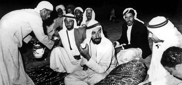 المغفور له الشيخ زايد بن سلطان آل نهيان في جلسة مع المواطنين والمسؤولين في المنطقة الغربية (1969).