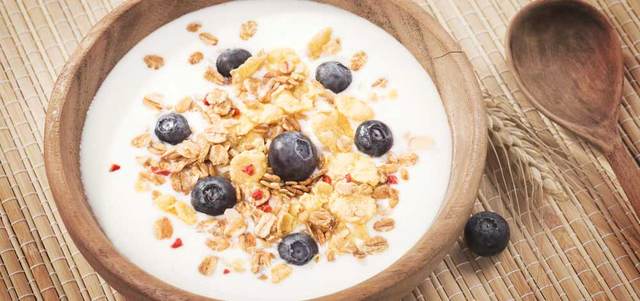 يمكن تناول الشوفان مع اللبن والفاكهة أو الحليب.  أرشيفية