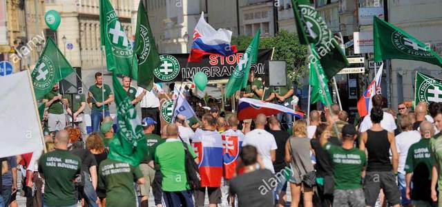 الشبان في سلوفاكيا يحملون أعلام الحزب المتطرف  تأييداً له وتأكيداً على موقفهم من الديمقراطية. أرشيفية