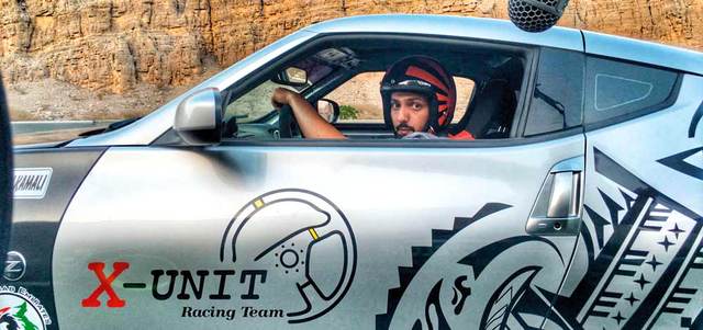 فيلم «هجوله» ينتمي إلى الدراما والأكشن وتدور أحداثه حول فريقين من عشاق التحدي في مجال السرعة والسيارات.  من المصدر