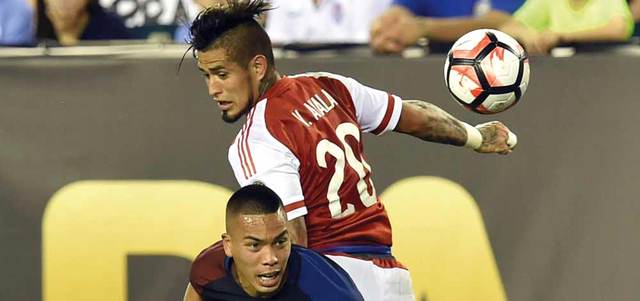 نجم اميركا وود يحاول ترويض الكرة أمام المدافع الباراغوياني. أ.ف.ب