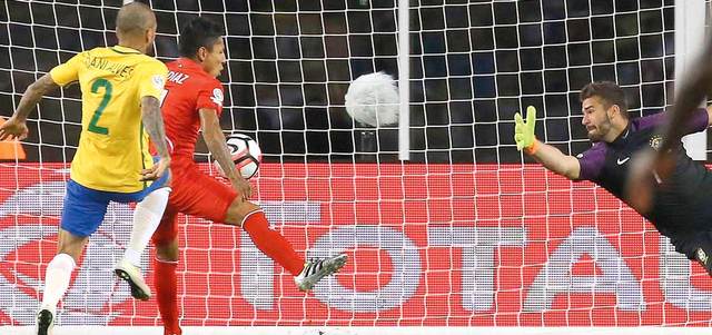 مهاجم بيرو البديل راؤول رويدياز سرق بطاقة التأهل من البرازيل بيده. أ.ف.ب