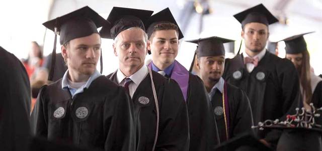 مايكل كان يشعر بالحرج نظراً إلى فارق السن الكبير بينه وبين زملائه.  أرشيفية