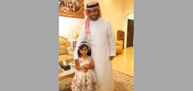 الزعابي يغرس حب عمل الخير في نفس طفلته منذ الصغر. تصوير: مصطفى قاسمي